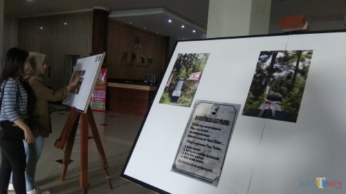 Para pengunjung tengah menikmati potret monumen-monumen bersejarah di Malang Raya yang dipamerkan di gedung DPRD Kota Malang. (Foto: Nurlayla Ratri/MalangTIMES)
