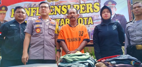 Pelaku dan BB diamankan di Mapolres Blitar Kota (Foto : Team BlitarTIMES)