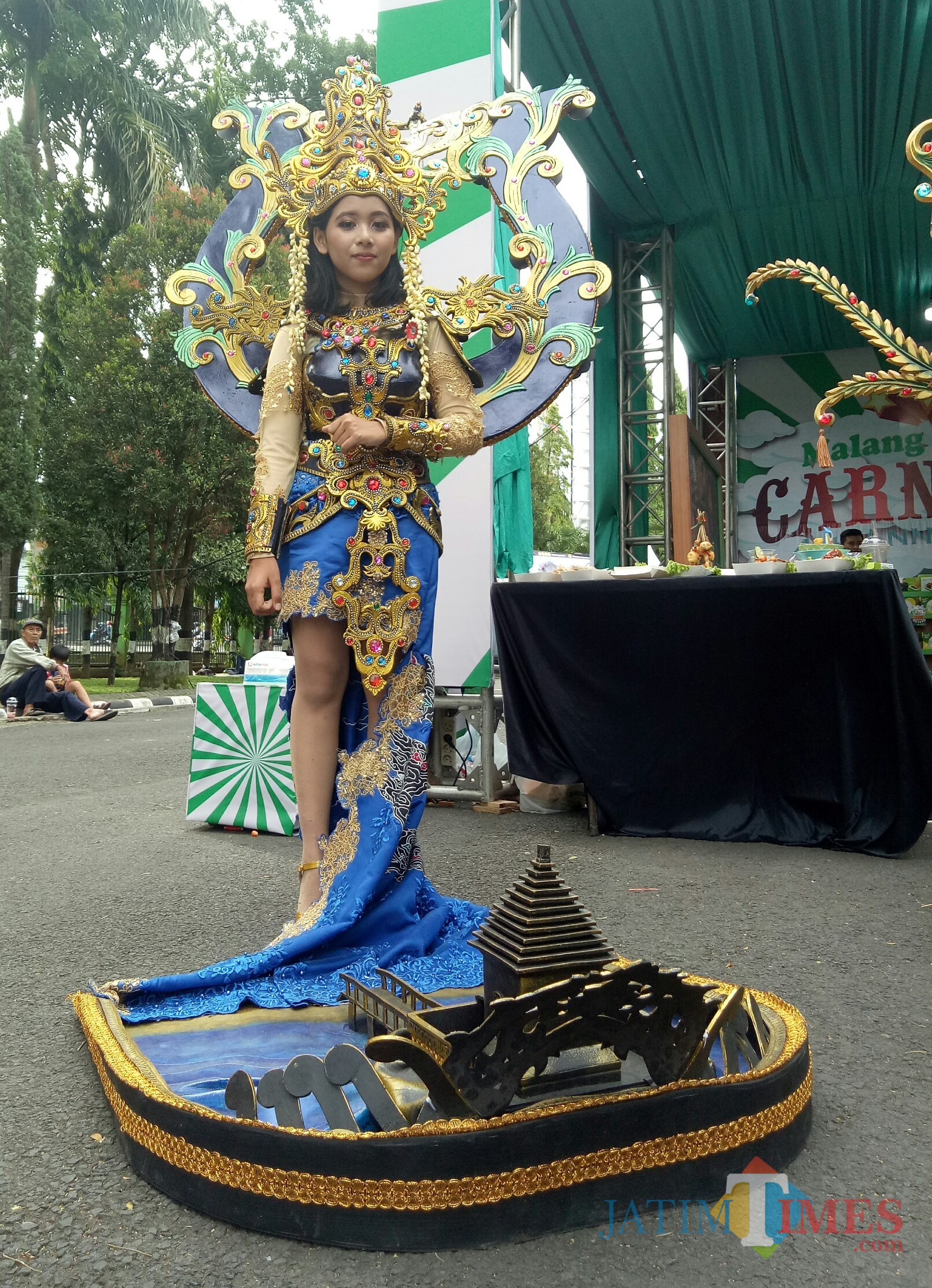 Gaun bertema Pantai Balekambang (foto: Imarotul Izzah/Malang Times)