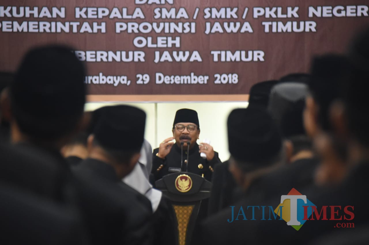 Pakde Karwo saat memberikan pengarahan kepada Kepala SMA, SMK, PLKK Negeri Pemerintah Provinsi Jawa Timur di Gedung Negara Grahadi Surabaya
