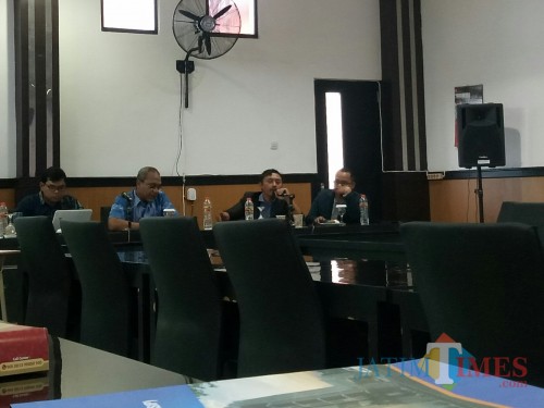 (yang pegang mic) Rachmad Gustomy, S.IP., M.IP. (foto: Imarotul Izzah/Malang Times)