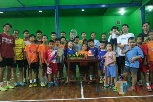 Tim pelatih dan atlet PB Brawijaya Yunior ketika foto bersama di GOR Kanaya (PB Brawijaya Yunior for MalangTIMES)
