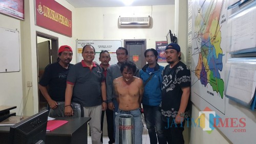 Imam, tersangka pencurian beserta barang hasil curian, saat diamankan polisi. (Foto : Polsek Pakis for MalangTIMES)