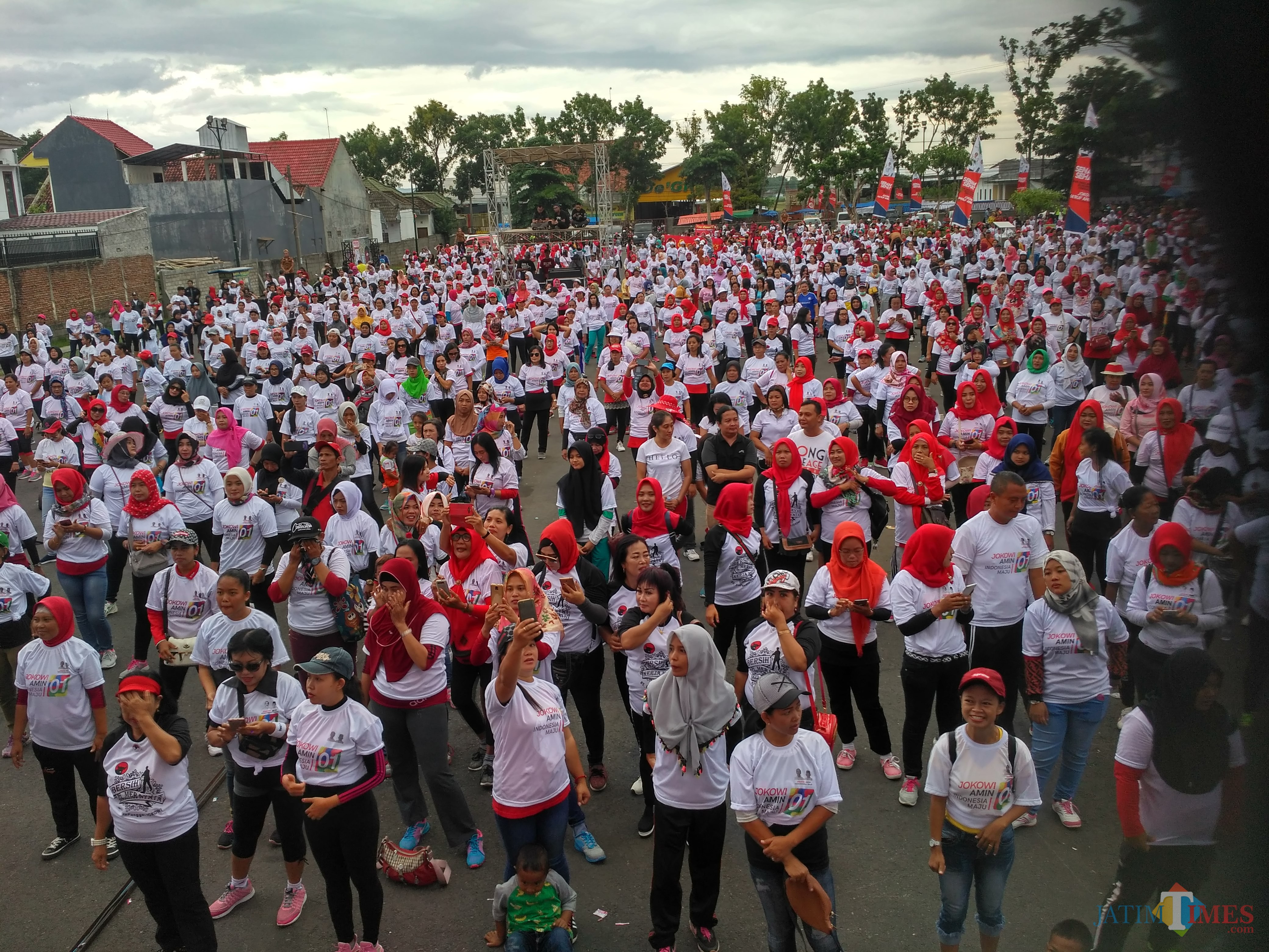 Ribuan peserta senam Padati GOR Lembu Peteng Tulungagung (Foto : Anang Basso/Tulungagung TIMES)