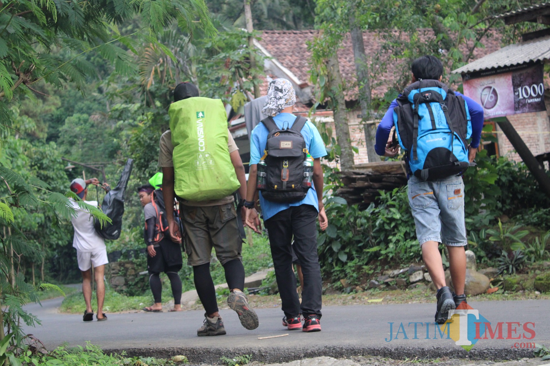 Sejumlah pendaki saat memulai pendakian setelah melakukan registrasi di pos perijinan gunung anjasmoro, Kabupaten Jombang. (Foto : Adi Rosul / JombangTIMES)
