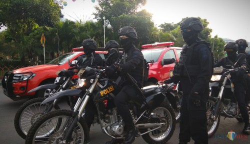 Aparat kepolisian bersiaga mengamankan malam pergantian tahun di Kota Batu. (Foto: Nurlayla Ratri/MalangTIMES)
