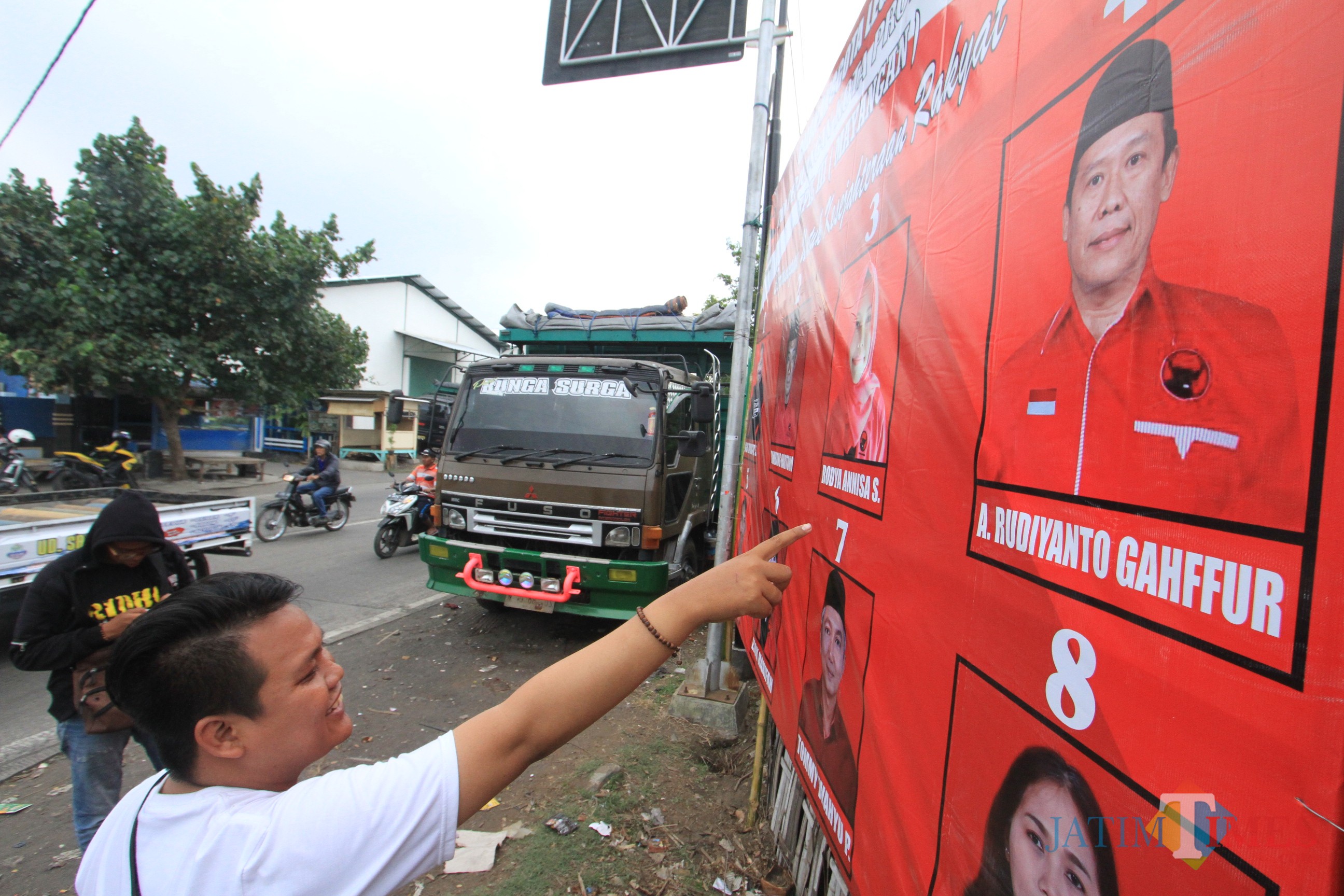 Baliho caleg PDIP dapil III di pertigaan JLU. Nama caleg nomor 4 tulisannya salah. (Agus Salam/Jatim TIMES)