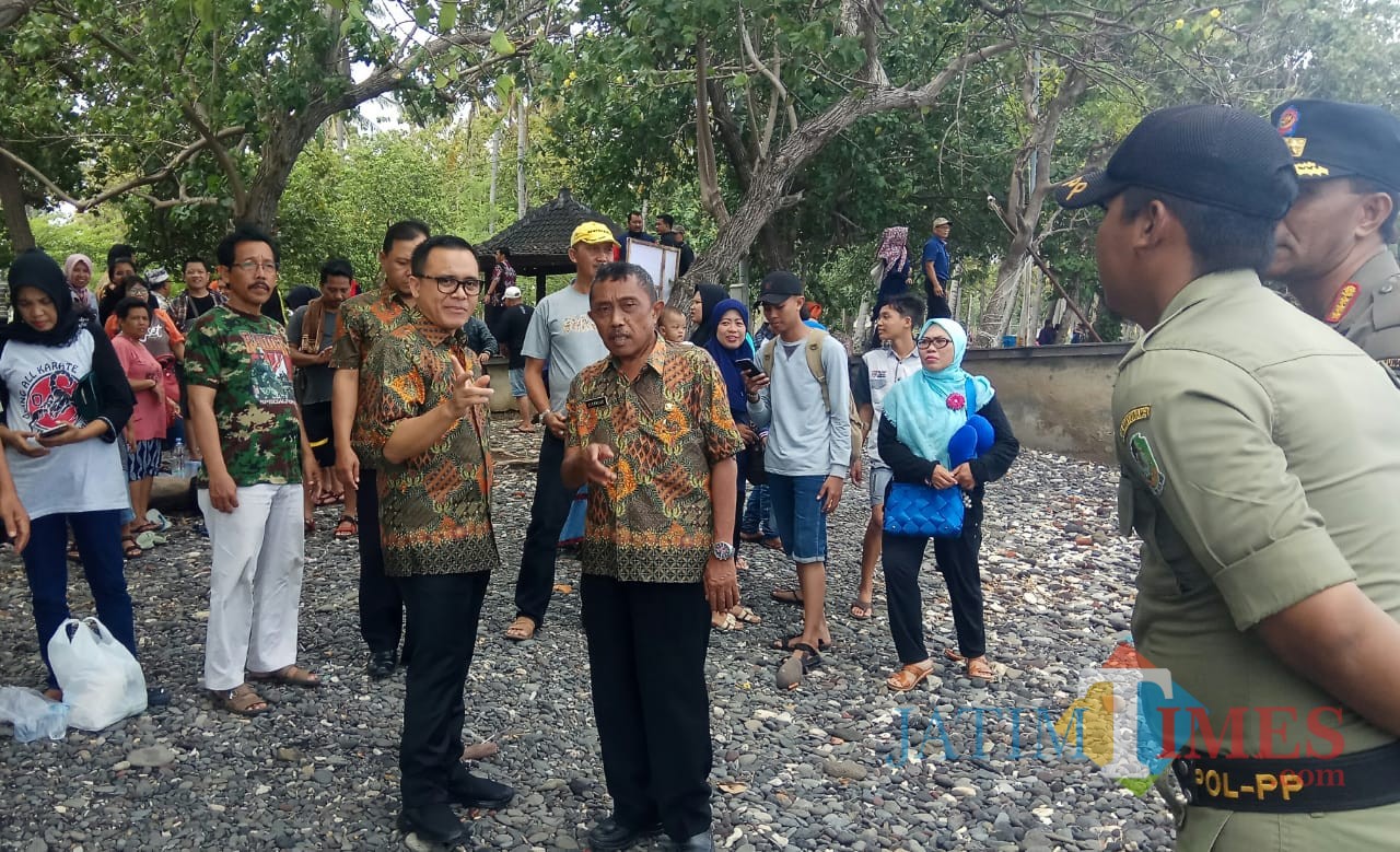 Bupati Banyuwangi Abdullah Azwar Anas ketika melakukan sidak di pantai GWD