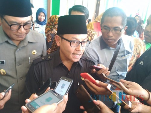 Sutiaji saat diwawancarai wartawan (foto: Imarotul Izzah/Malang Times)