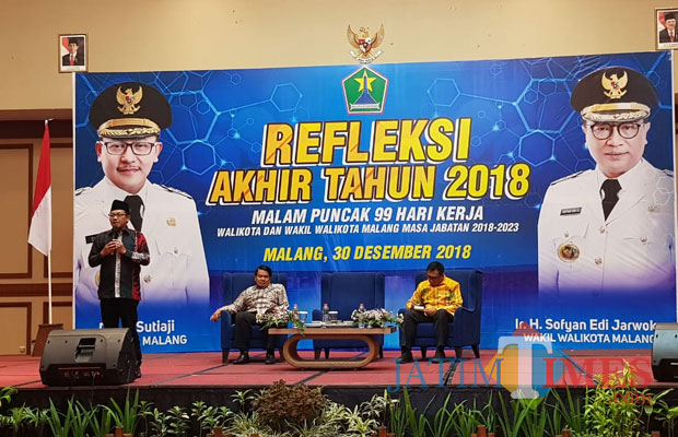 Wali Kota Malang, Sutiaji (berdiri) saat melakukan pemaparan refleksi akhir tahun 2018 (Pipit Anggraeni/MalangTIMES).