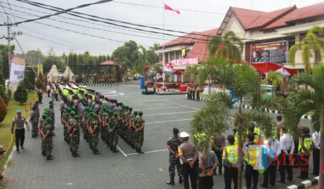 Situasi apel gelar pasukan pengamanan pergantian tahun di Mapolres Banyuwangi.