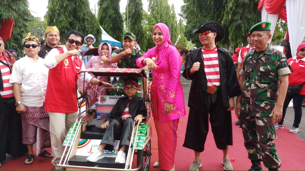 Bupati dan Wakil Bupati serta Dandim 0824 Jember saat foto bersama salah satu peserta