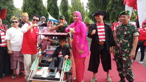 Bupati dan Wakil Bupati serta Dandim 0824 Jember saat foto bersama salah satu peserta