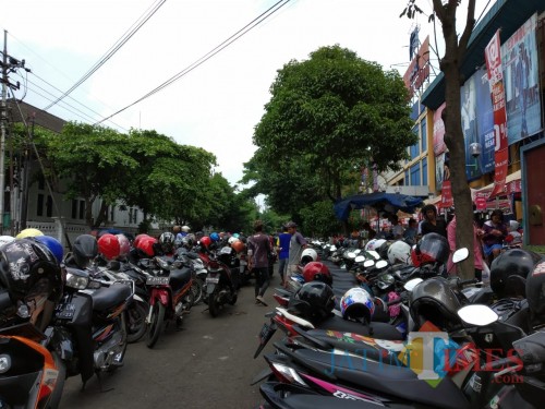 Kondisi parkir di kawasan Jl. Veteran pasca ditertibkan. Parkir kini beralih menggunakan bahu jalan (Pipit Anggraeni/MalangTIMES).