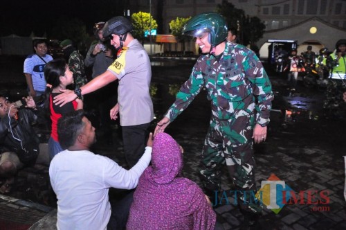 Kapolres Lumajang AKBP DR. Muhammad Arsal Sahban S.IK menyempatkan diri bertemu warga saat malam pergantian tahun (Foto : Moch. R. Abdul Fatah / Jatim TIMES)