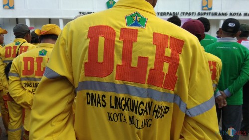 Para pasukan kuning atau petugas dari DLH Kota Malang yang bertugas membersihkan sampah harian masyarakat. (Foto: Nurlayla Ratri/MalangTIMES)