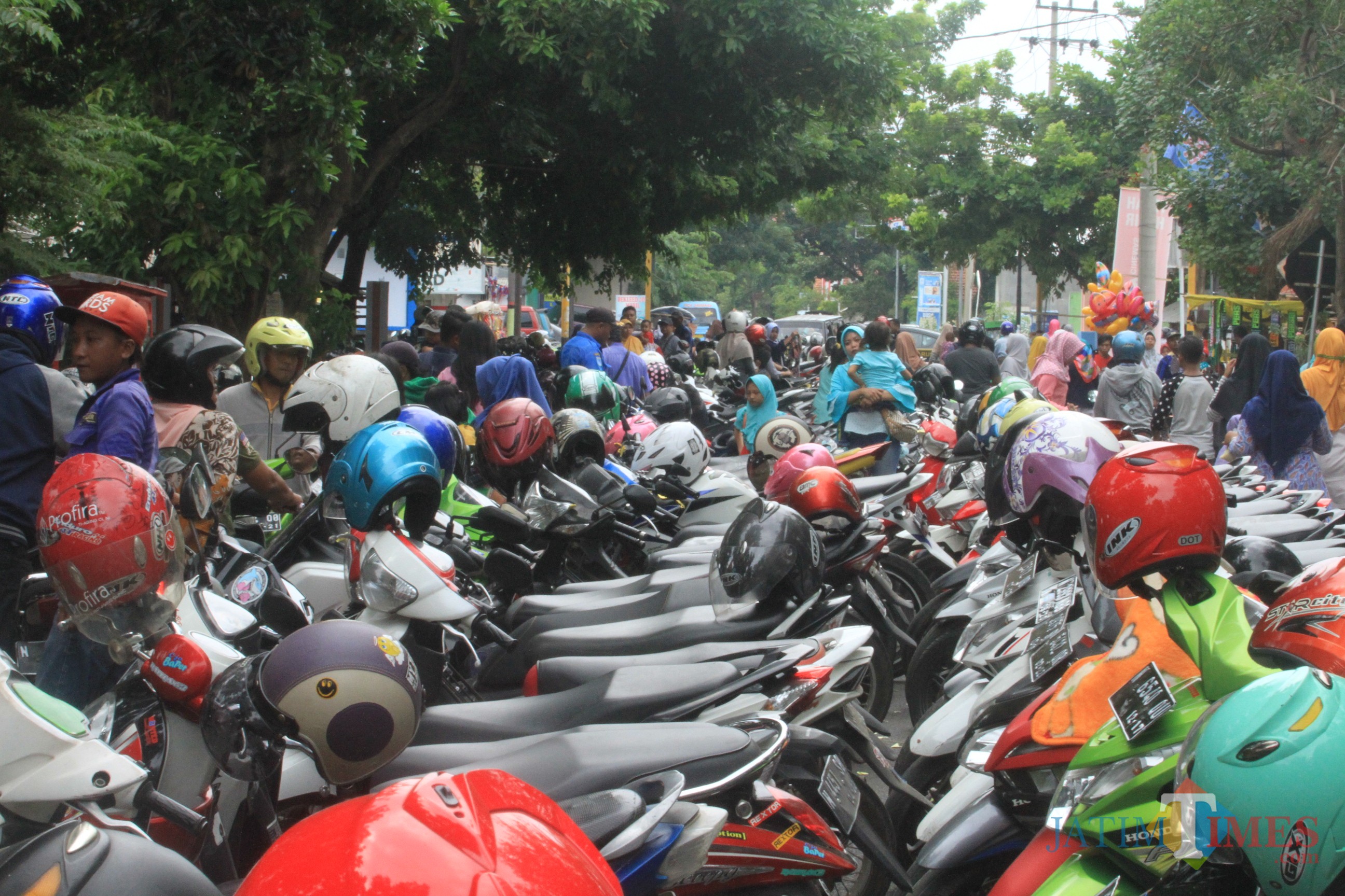 Tempat parkir pengunjung TWSL yang menutup akses jalan (Agus Salam/Jatim TIMES)