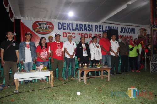 Sejumlah pengurus Bejo For Belakang Jokowi saat deklarasi di Lapangan Desa Banjardowo, Kecamatan/Kabupaten Jombang. (Foto : Adi Rosul / JombangTIMES)