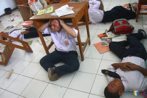 Simulasi kejadian bencana di salah satu SLB di Kota Malang beberapa waktu lalu. (Foto: Nurlayla Ratri/MalangTIMES)