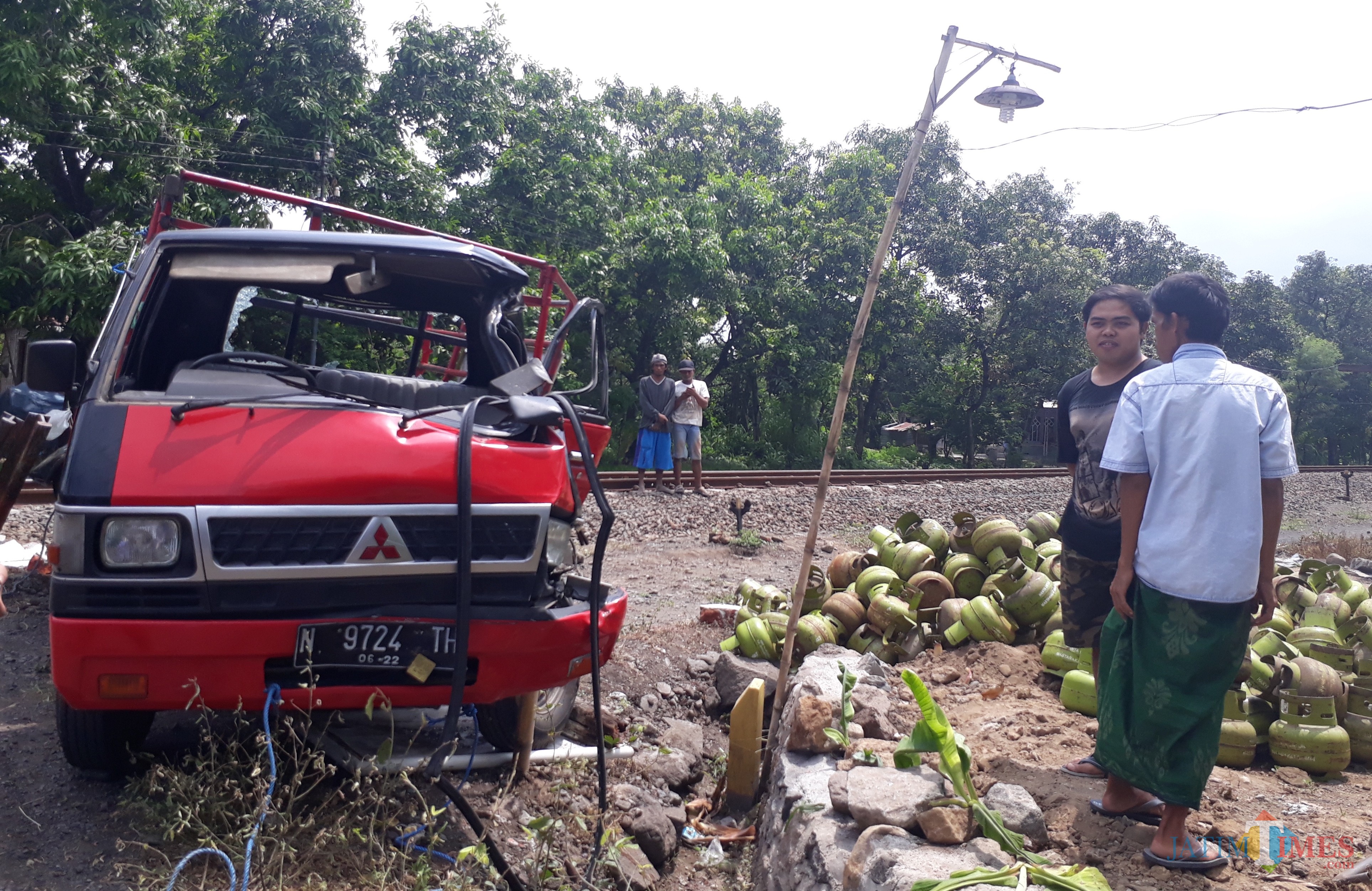Mobil pikap tertabrak KA.