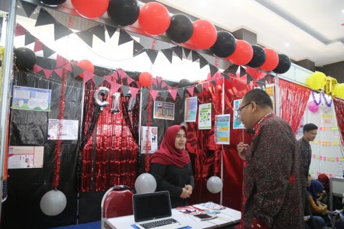 Salah satu dosen Fakultas Psikologi melihat salah satu karya mahasiswa di pameran karya akademis Fakultas Psikologi UMM (Foto: Aan Humas)