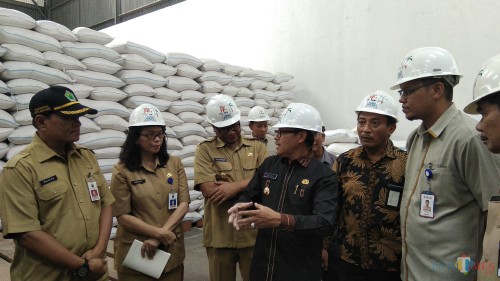 Tim Pengendali Inflasi Daerah (TPID) Kota Malang saat melakukan inspeksi komoditas pangan jelang Natal 2018. (Foto: Nurlayla Ratri/MalangTIMES)