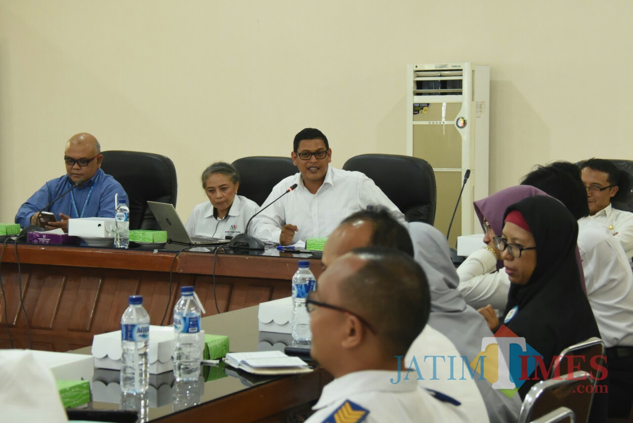 Walikota Kediri Abdullah Abu Bakar saat memberikan keterangan press rilis terkait inflasi. (ist)