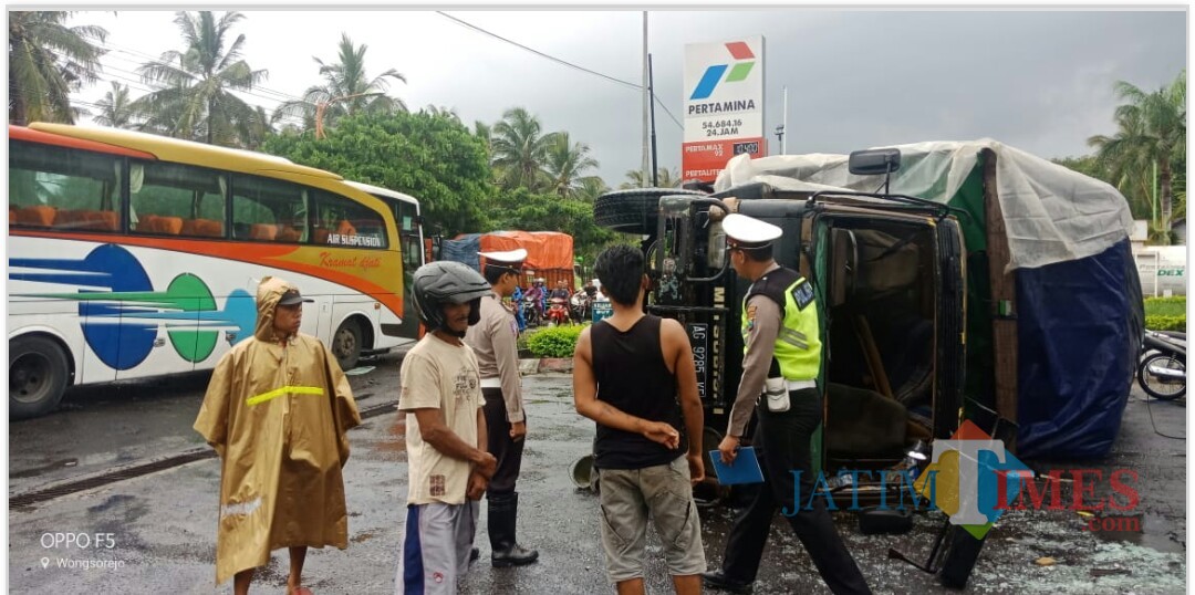 Aparat Unit Lantas Polsek Wongsorejo menggelar olah TKP tabrakan Bus Kramat Djati dan Truk Fuso di depan SPBU Desa Bangsring, Kecamatan Wongsorejo.