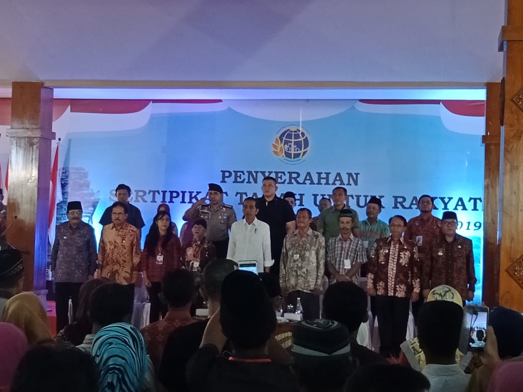 Jokowi saat menyerahkan sertifikat tanah kepada warga Blitar di Pendopo Sasana Adi Praja.(Ist)