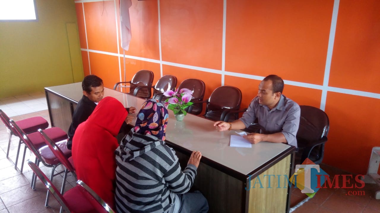 Komisioner KPU Kota Blitar Chairul Umam melayani warga yang konsultasi formulir A5 di Kantor KPU.(Foto : Aunur Rofiq/BlitarTIMES)