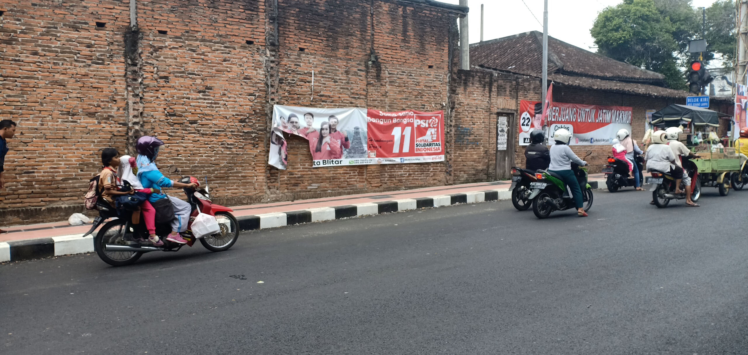 Atribut PSI di Jalan Jati Kota Blitar yang diduga dirusak OTK (Ist)