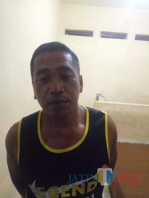 Eko alias Kabul tersangka penganiayaan saat diamankan ke Polsek Kalipare, Kabupaten Malang (Foto : Polsek Kalipare for MalangTIMES)
