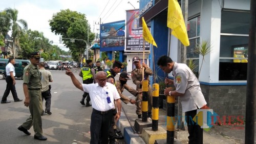 George Da Silva Koordinator Divisi Penindakan Bawaslu Kabupaten Malang, saat melakukan razia APK beberapa waktu lalu (foto: Nana/ MalangTIMES)