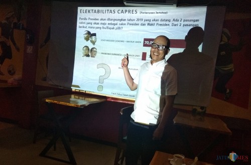 Joni Elgran saat memaparkan hasil survei. (eko Arif s /JatimTimes)