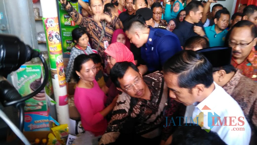 Kadivre Bulog Jatim, Muhammad Hasyim (batik coklat, berkacamata) saat tunjukan beras medium ke Presiden Jokowi (foto : Joko Pramono/JatimTIMES)