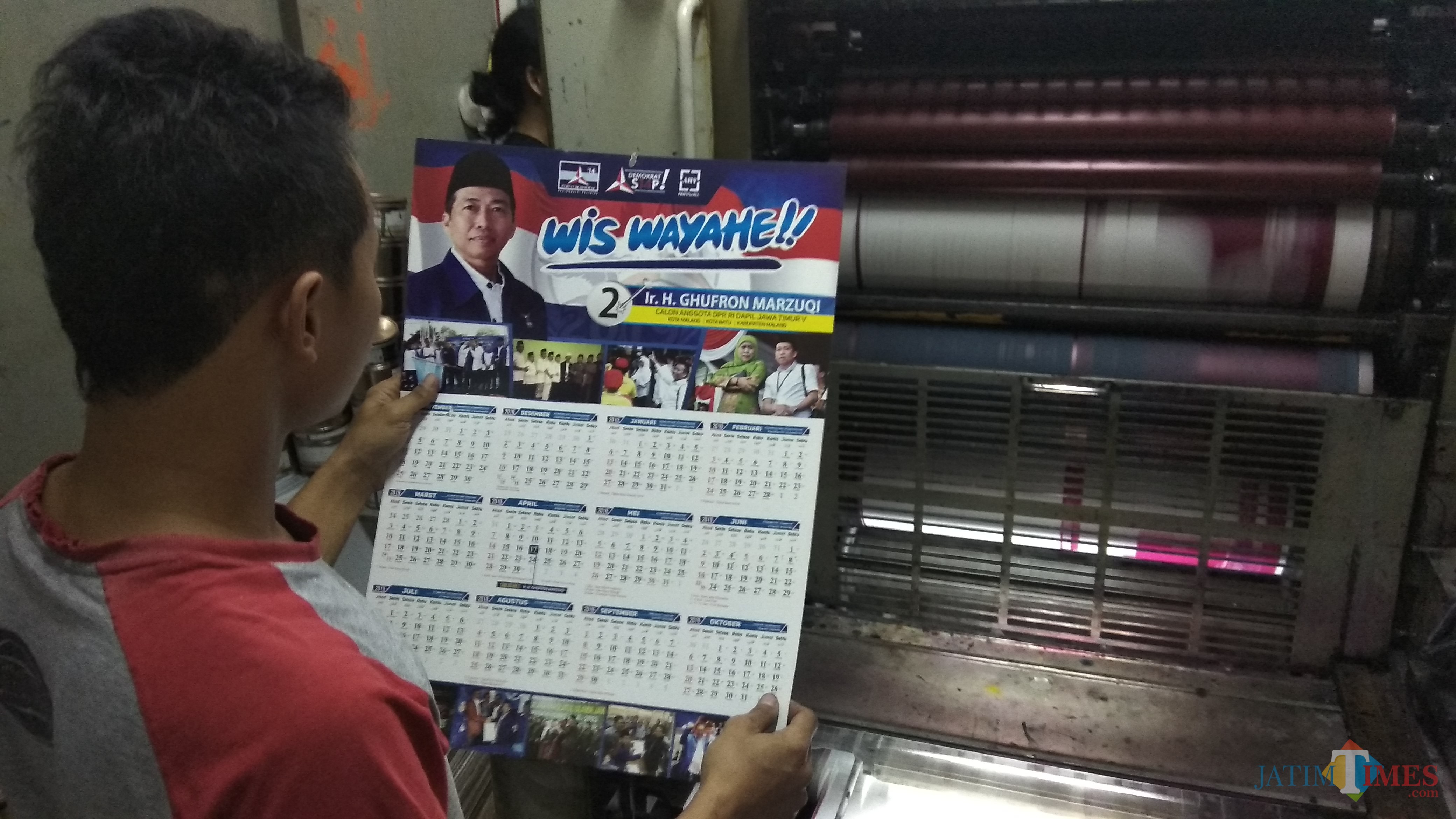 Pekerja Bintang Offset Malang mengecek hasil percetakan kalender pesanan caleg DPR RI. (Foto: Nurlayla Ratri/MalangTIMES)