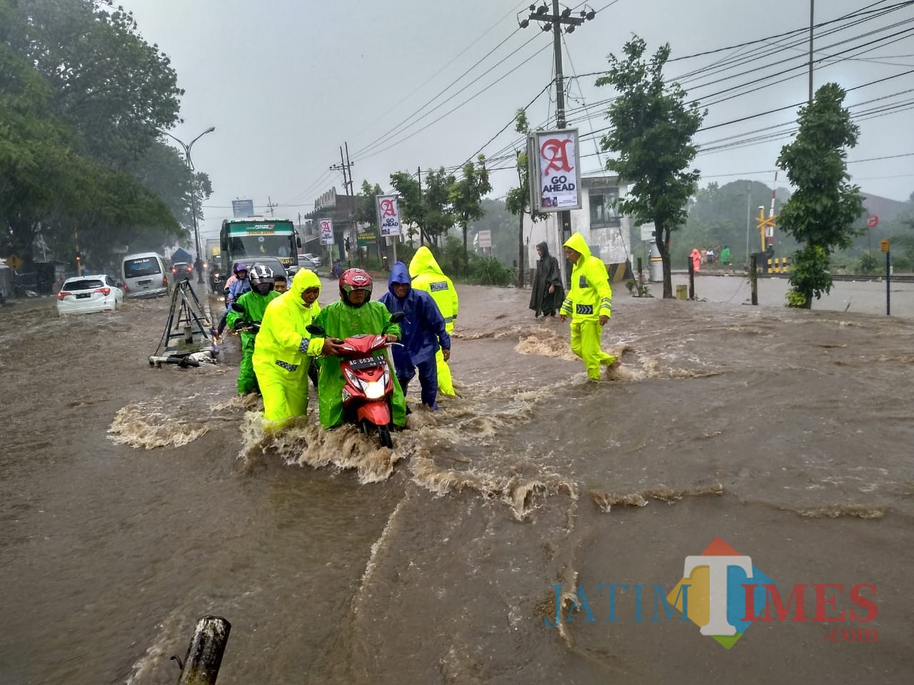 Petugas gabungan beserta anggota kepolisian saat mengevakuasi kendaraan yang terendam banjir, Kecamatan Lawang (Foto : Polsek Lawang for MalangTIMES)