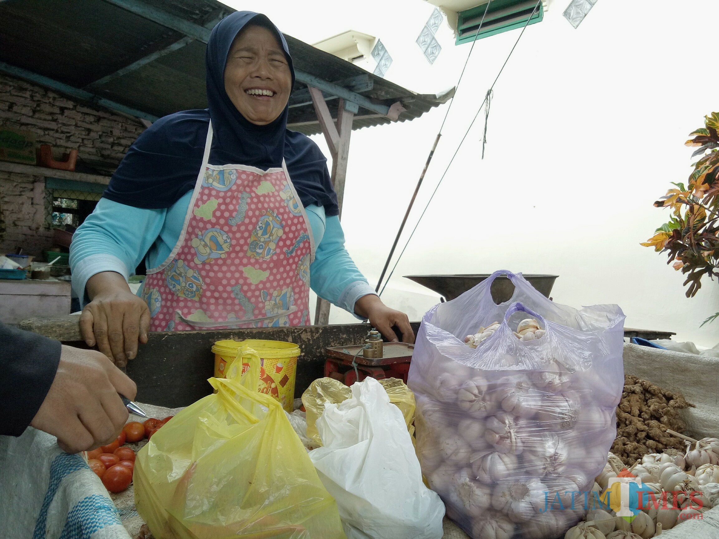 Salah satu pedagang di Pasar Kasin (Foto: Imarotul Izzah/Malang Times)