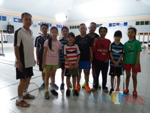 Tim Tiga Berlian saat berfoto di gedung Jalan Terusan Rajabasa (foto: Hendra Saputra/ MalangTIMES)
