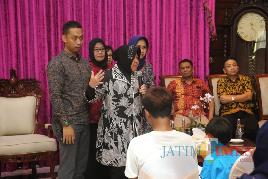 Wali Kota Risma saat memotivasi anak yang putus sekolah