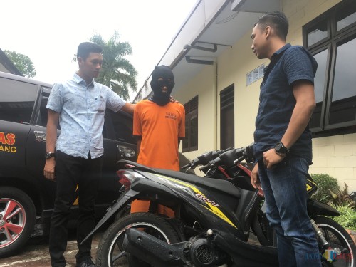 Zainal Arifin (tengah) tersangka sekaligus dalang pencurian sepeda motor saat digelandang ke Polres Malang, Kabupaten Malang (Foto : Ashaq Lupito / MalangTIMES)