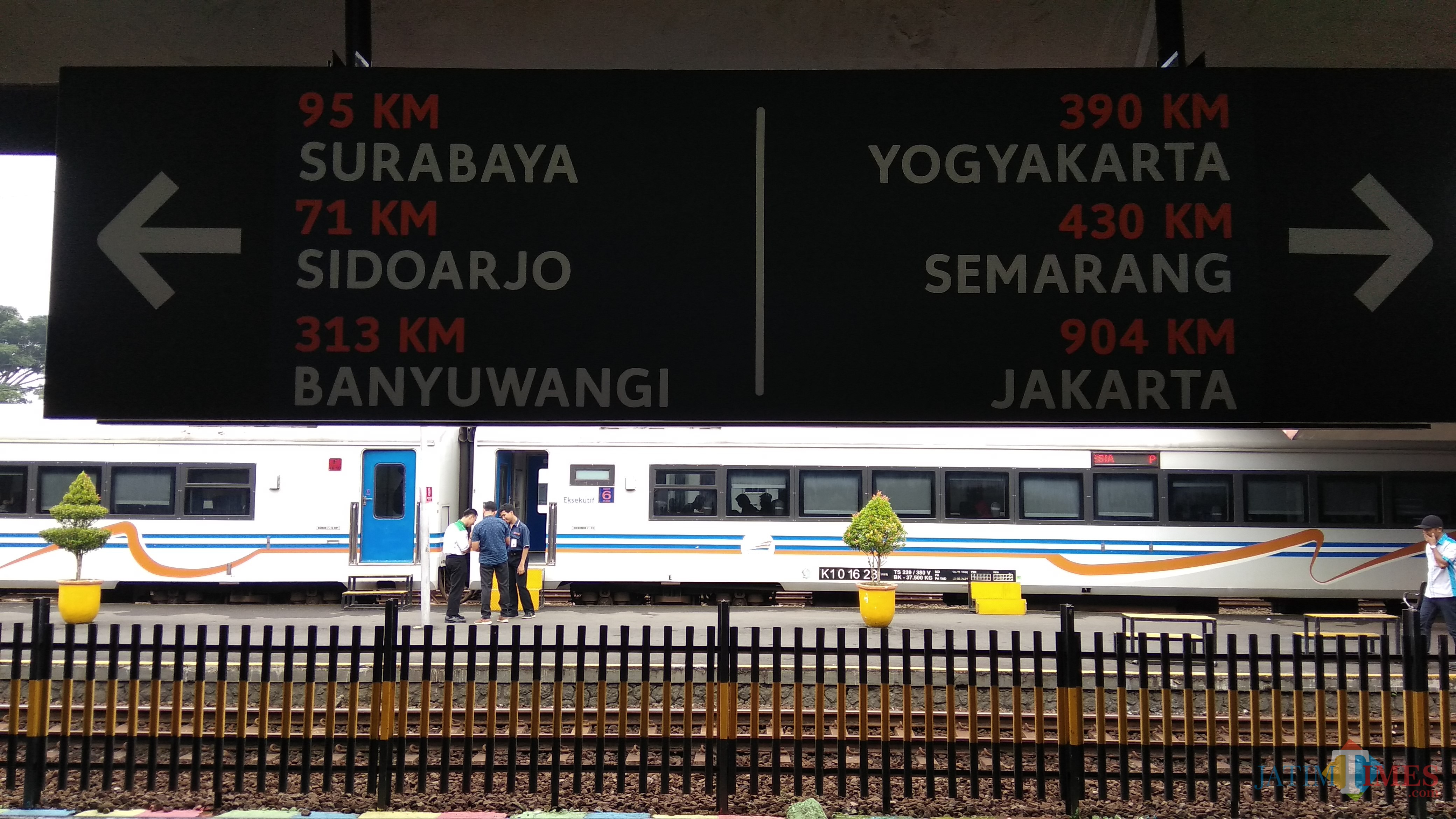 Papan penunjuk jarak tempuh kereta api ke berbagai kota tujuan dari Stasiun Kotabaru Malang. (Foto: Nurlayla Ratri/MalangTIMES)