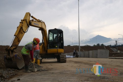 Para pekerja tengah mengebut pembangunan Tol Malang Pandaan yang ditarget rampung pada 2019 ini. (Foto: Nurlayla Ratri/MalangTIMES)