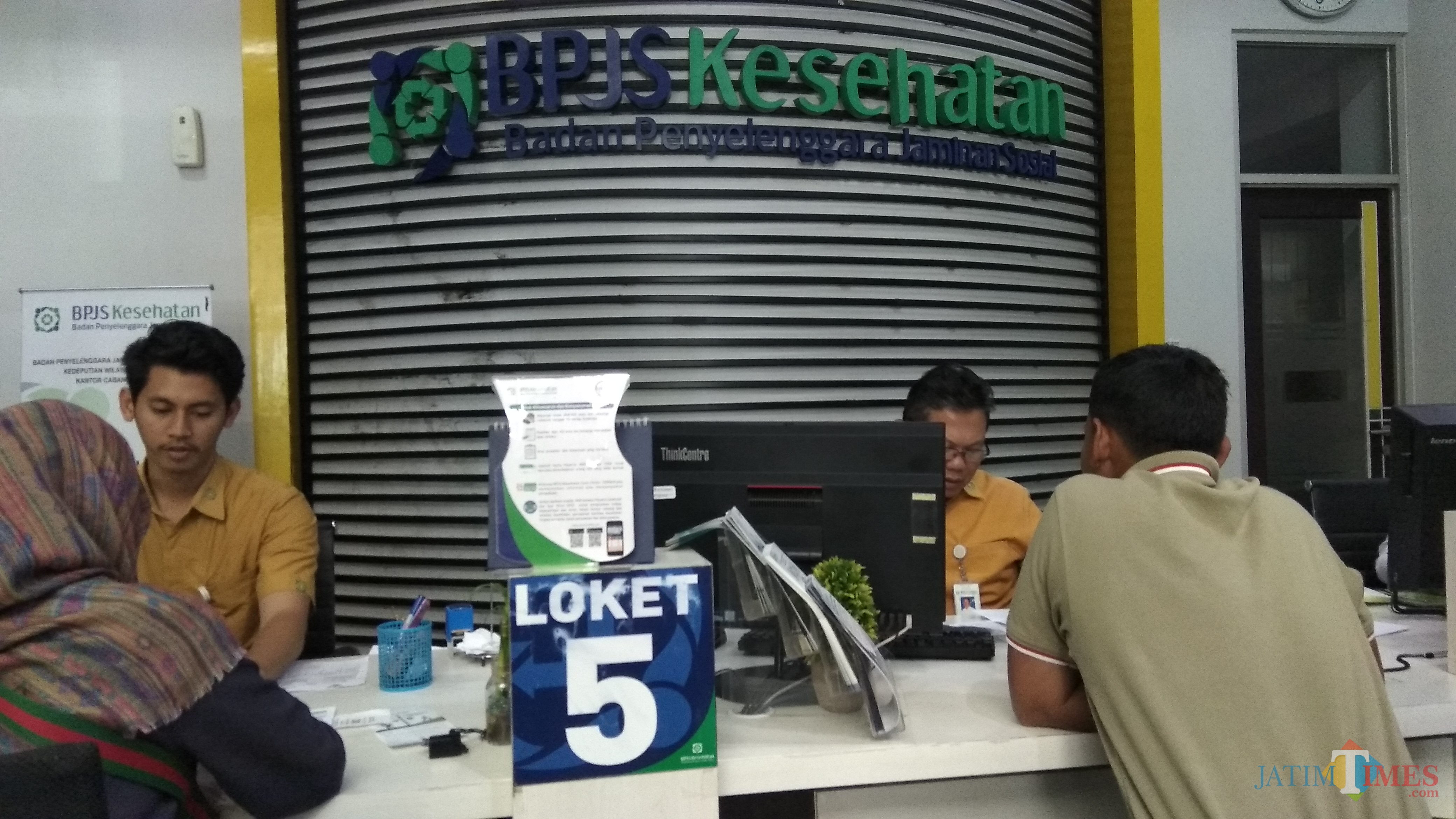 Warga tengah melakukan pendaftaran kepesertaan BPJS Kesehatan di Kantor Cabang Malang di Jalan Tumenggung Suryo, Kota Malang. (Foto: Nurlayla Ratri/MalangTIMES)