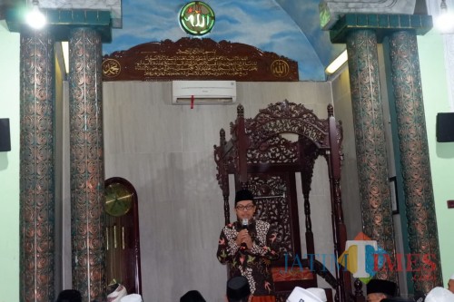 Wali Kota Malang, Sutiaji saat menyampaikan tausiyah dihadapan jamaah salat subuh Masjid Nurul Muttaqin, kelurahan Kebonsari Kecamatan Sukun (Humas Pemkot Malang for MalangTIMES).