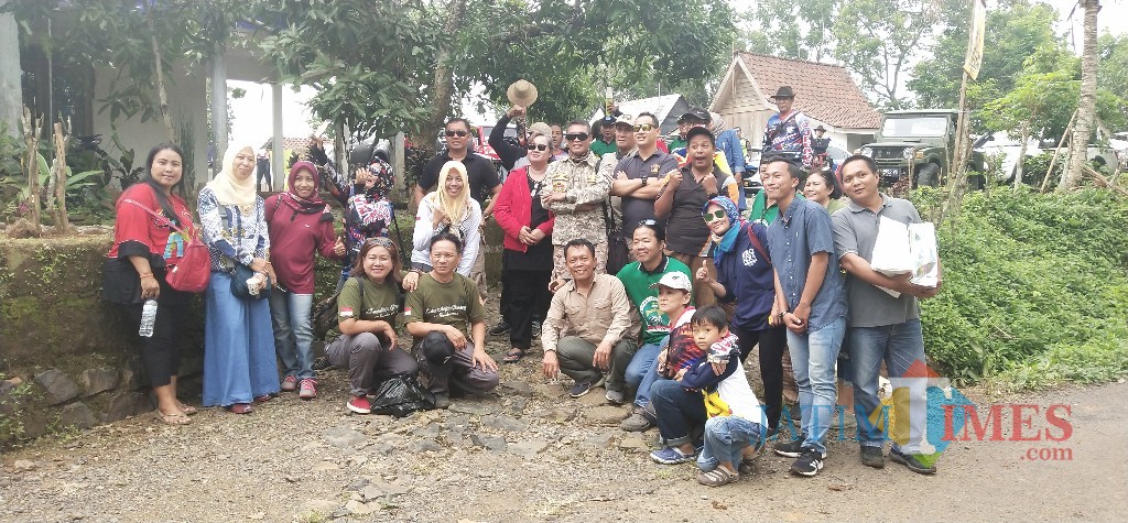 Komunitas Jeepers Situbondo foto bersama di lokasi wisata Djalal Garden. (Foto Heru Hartanto / Situbondo TIMES)