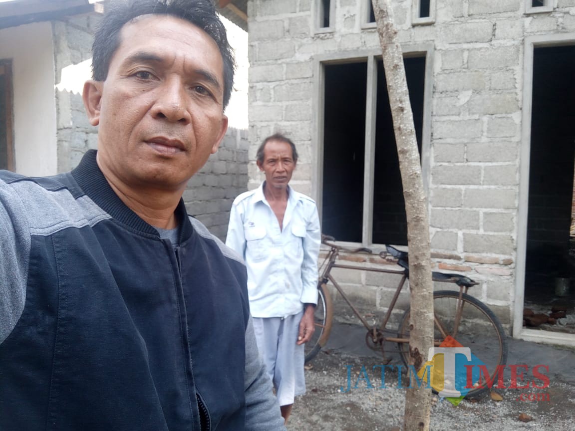 Rumah Sanadi yang dibedah saat ditinjau Kades Parijatah Wetan Suhariyono