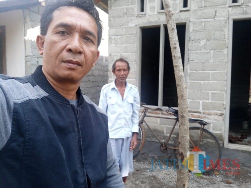 Rumah Sanadi yang dibedah saat ditinjau Kades Parijatah Wetan Suhariyono
