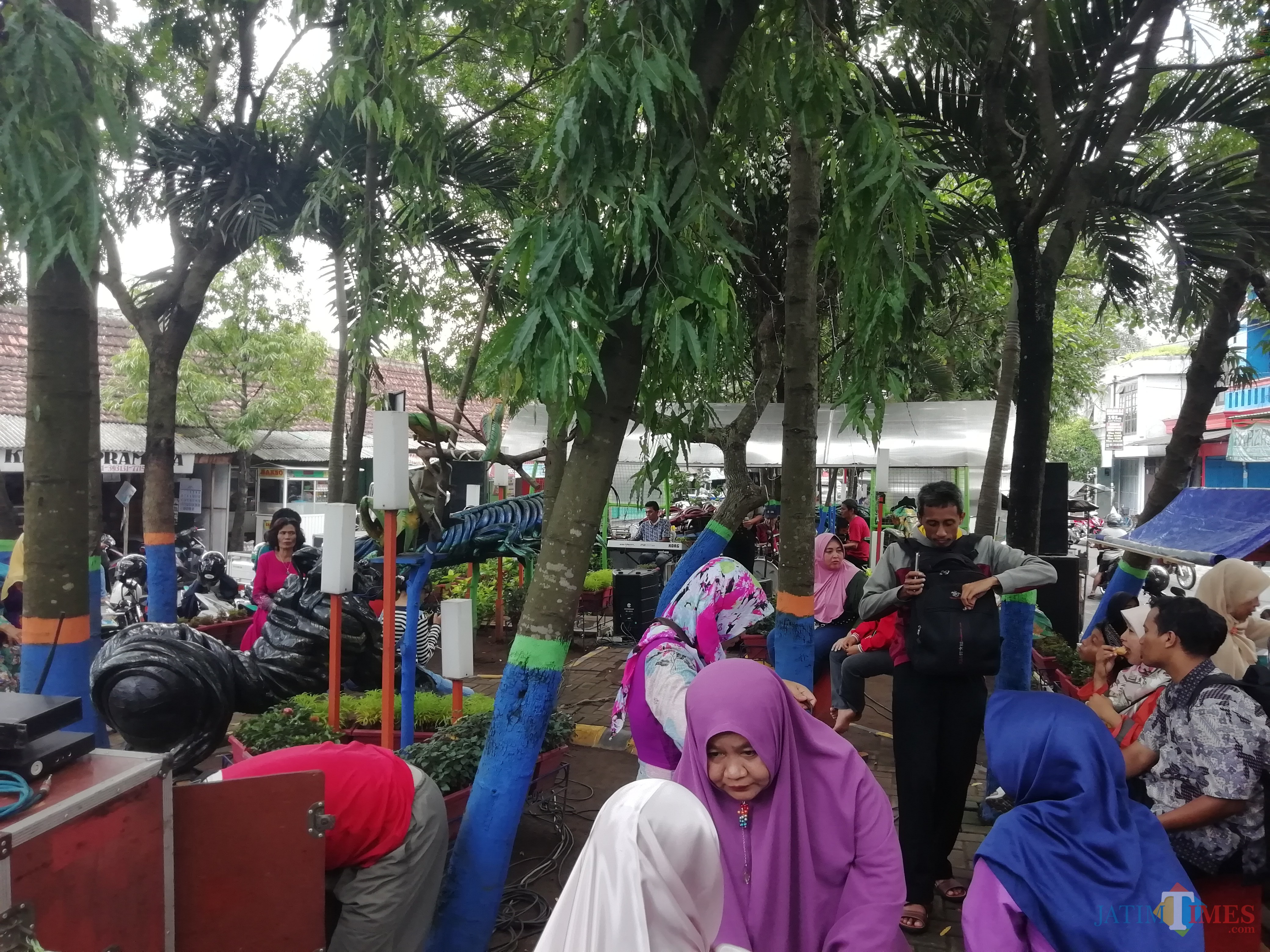 Suasana di Taman Contong Kepanjen, Minggu (06/01) saat acara musik kenangan mengalun.(Nana)