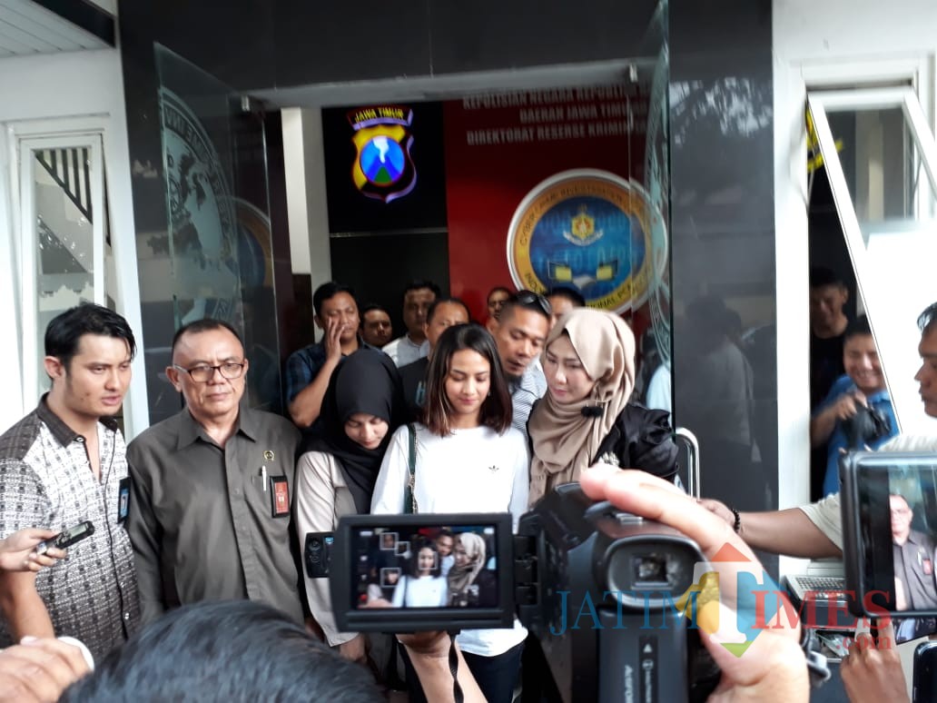 Vanessa Angel sesaat setelah diperiksa